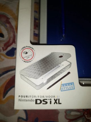 NUEVO. Custodia in metallo blu DSi XL BigBen