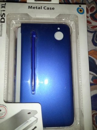 NUEVO. Custodia in metallo blu DSi XL BigBen