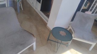 Tumbona con cojín estampado y 2 sillones con mesa