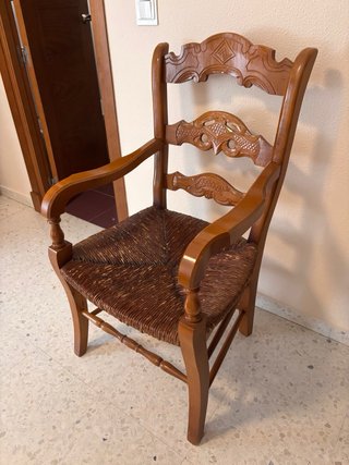 Silla de madera con asiento de ratán