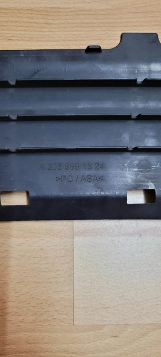 Tapa Central Paragolpes W205