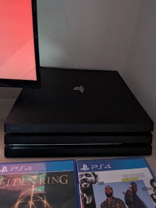 Pack PS4 Pro con dos mandos  + 6 Juegos