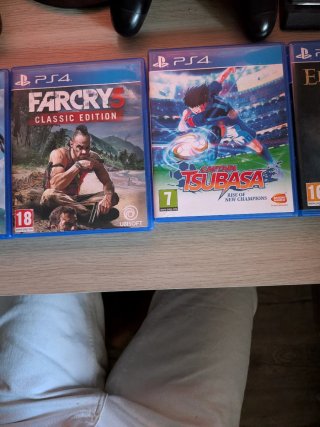 Pack PS4 Pro con dos mandos  + 6 Juegos