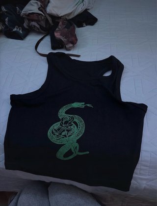 Top negro con serpiente verde