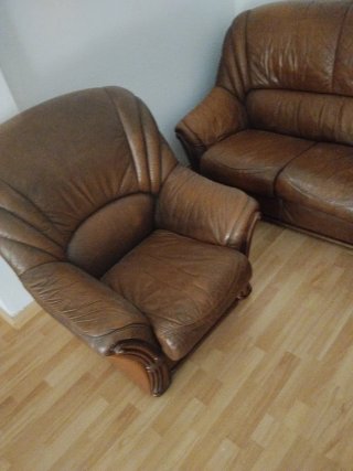 Sofá y sillón de piel marrón