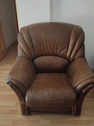 Sofá y sillón de piel marrón
