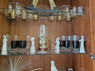 Mobile Bar in Legno con Bottiglie e Bicchieri