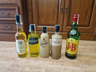 Mobile Bar in Legno con Bottiglie e Bicchieri