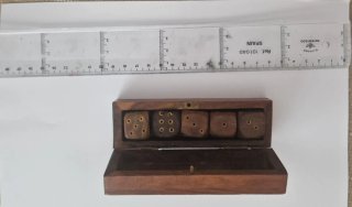 Caja Madera con 5 Dados Latón Artesanía