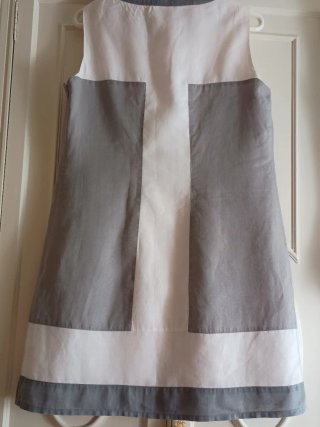 Vestido de verano gris y blanco