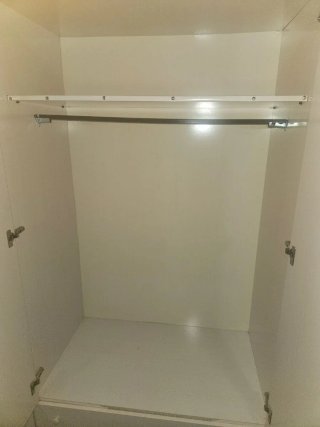 Armario blanco con puertas de espejo