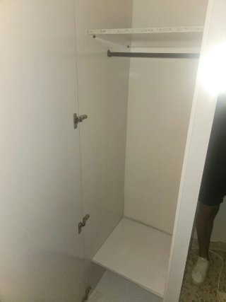 Armario blanco con puertas de espejo