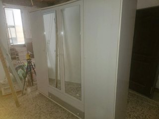 Armario blanco con puertas de espejo