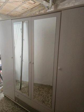 Armario blanco con puertas de espejo