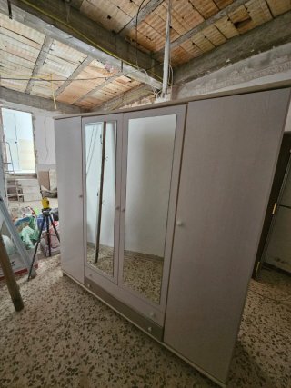 Armario blanco con puertas de espejo