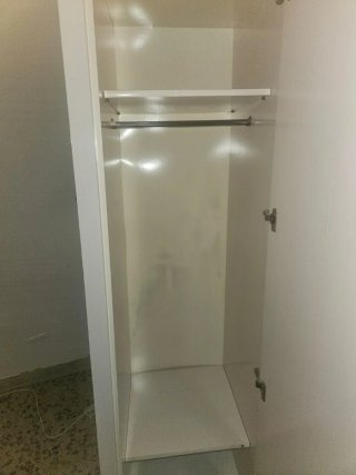 Armario blanco con puertas de espejo