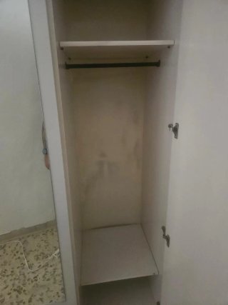 Armario blanco con puertas de espejo