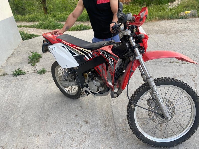 Moto Rieju MRX Enduro Roja, Blanca y Negra