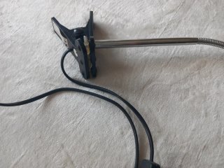Lámpara de pinza negra y plateada
