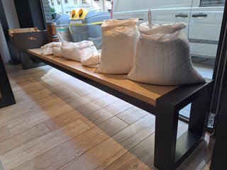 Mesa o banco expositor metálico y madera
