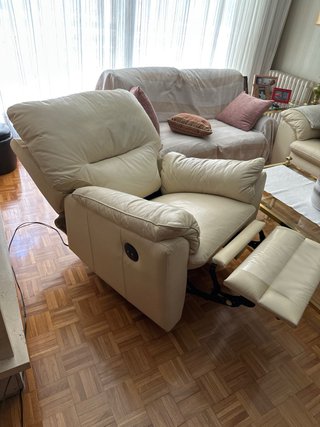 Sillón de piel eléctrico beige marca losbu
