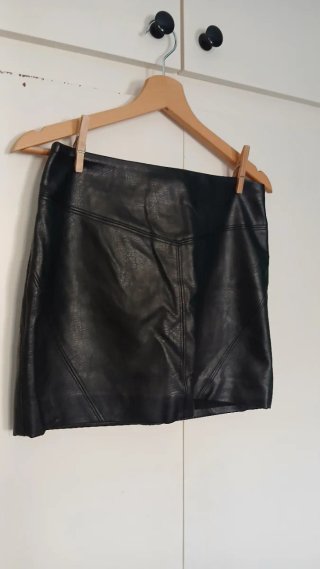 Falda de cuero negra
