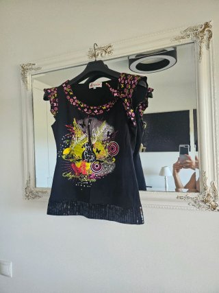 Camiseta con guitarra y mariposas