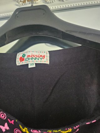 Camiseta con guitarra y mariposas