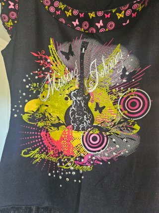 Camiseta con guitarra y mariposas