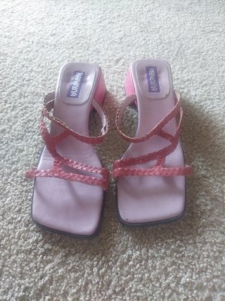 Sandalias de cuero rosa con tiras