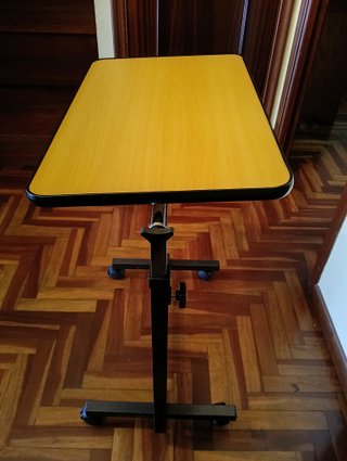 Mesita auxiliar plegable con regulable con ruedas