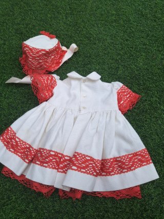 Vestido y gorrito bebé blanco y rojo