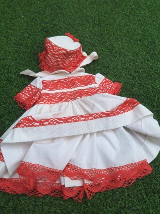 Vestido y gorrito bebé blanco y rojo