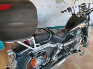 Moto custom negra con Maletero