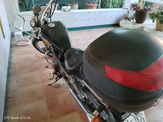 Moto custom negra con Maletero