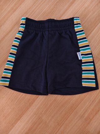 Conjunto camiseta y pantalón corto a rayas