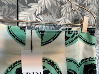 Falda Zara Estampada Verde y Blanca