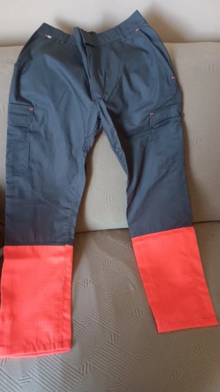 Tres Pantalones de trabajo grises y naranjas l