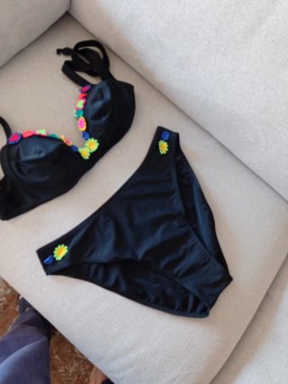 Bikini negro con detalles multicolor