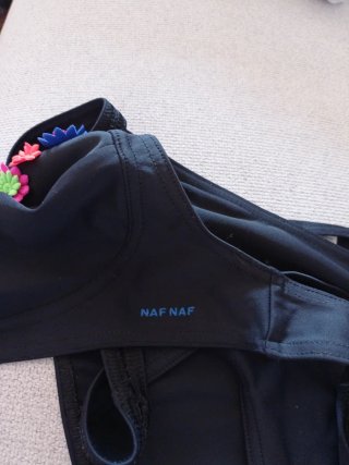 Bikini negro con detalles multicolor