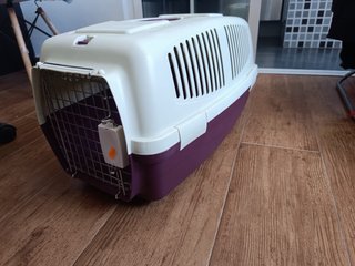 Transportín para mascotas morado y blanco