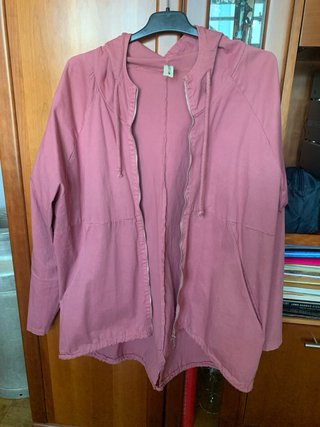 Chaqueta fina con capucha y bolsillos