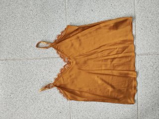 Lencera con encaje color mostaza.