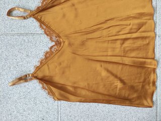 Lencera con encaje color mostaza.