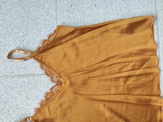 Lencera con encaje color mostaza.