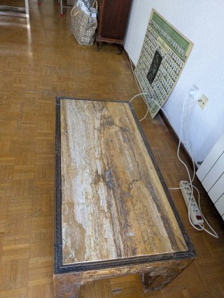 Mesa baja madera tallada y piedra natural