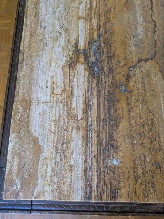 Mesa baja madera tallada y piedra natural