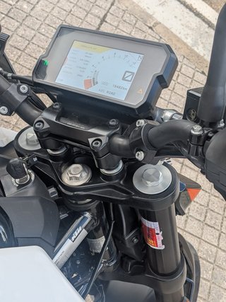 KTM 390 Duke Negra, Naranja y Blanca