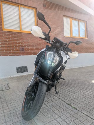 KTM 390 Duke Negra, Naranja y Blanca