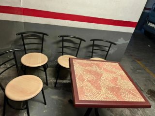 Mesa de comedor cuadrada con diseño